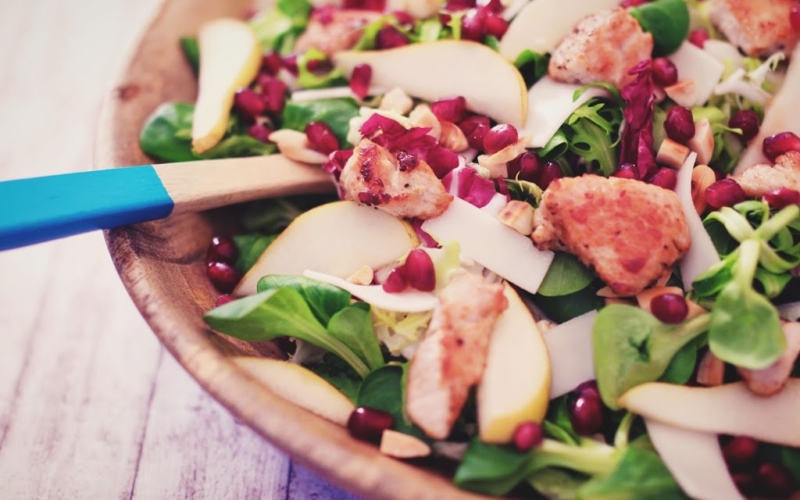 Fruchtiger Salat mit Putenfilet und Trüffel-Honig-Dressing