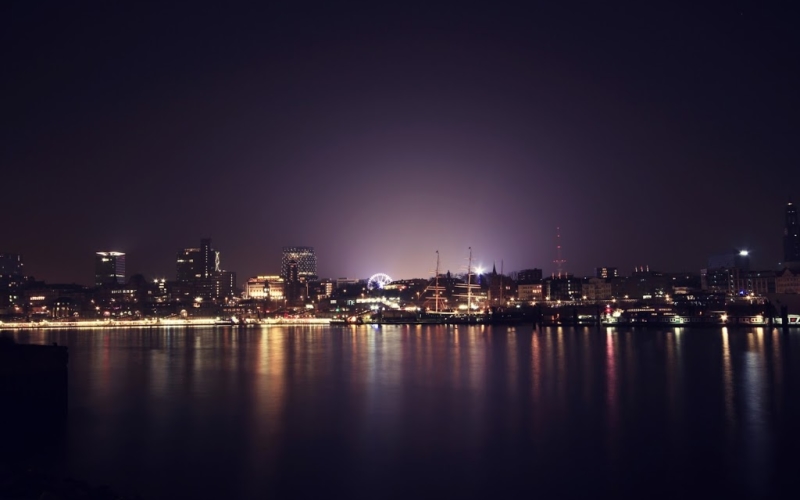 Hamburger Hafen bei Nacht