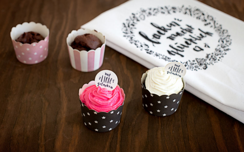 Schnelle Schokomuffins mit Quarkfrosting und Oblaten