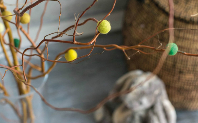 Gastbeitrag: Frühstück bei Emma zeigt ein farbenfrohes Frühlings-DIY mit Filzkugeln