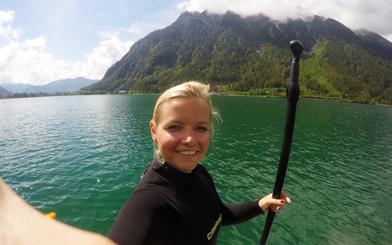 SUP und ein Wasserfall in den Bergen