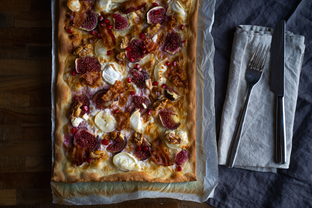 Blätterteig Pizza Vom Blech Mit Feigen Ziegenkäse Und Karamelisierten ...